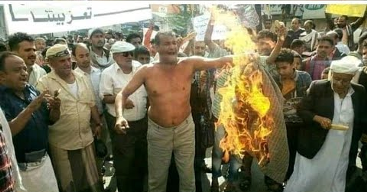 شاهد  || ثورة الجياع بتعز .. خروج الآلاف من المواطنين تندد بالحكومة الشرعية ودول التحالف.