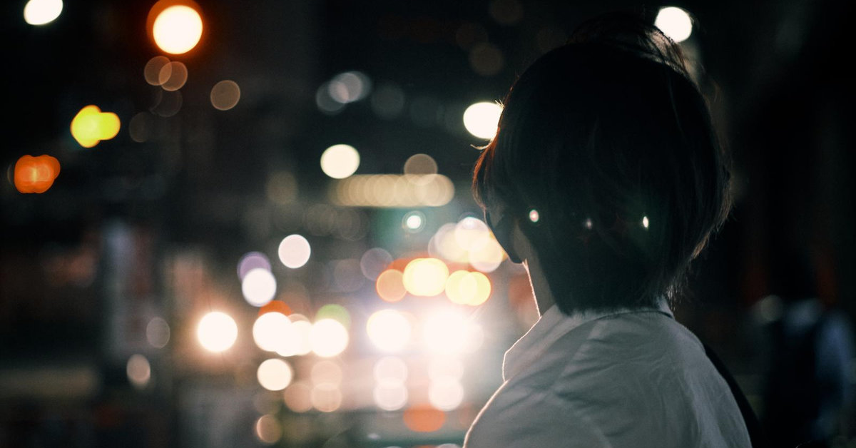 【讀者舉手】一人裝傻、搭檔吐槽:《帶錯護身符的夜晚》