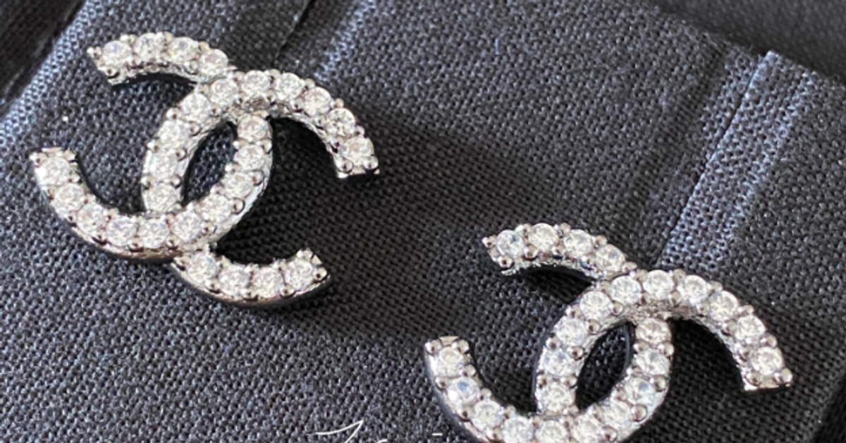 法國現貨快報✈ Chanel 經典雙 C Logo 水晶釘色底耳環 by Zcoin 法國特派員 | Go1Buy1