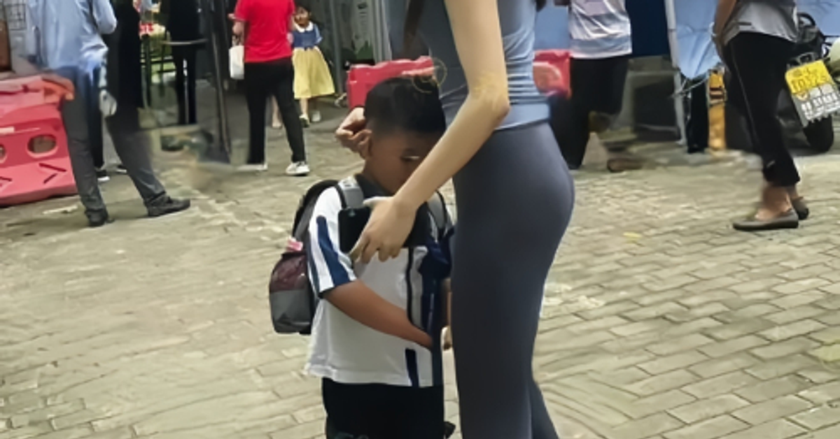 來不及換裝！女子穿「瑜伽褲」去幼稚園接孩子 「一轉身」在場的男家長都淪陷了