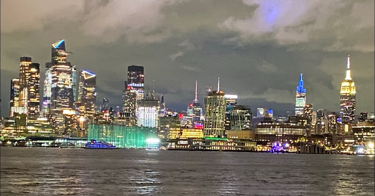 منظر رائع من منطقة هوبوكن في نيوجيرسي المطلة على فرع المحيط الفاصل لمدينة نيويورك | Hoboken NJ USA