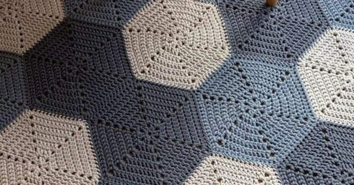 سجاده كروشيه بخيط الكليم بوحدات سداسيه مع طريقه تشبيك الوحدات الكروشيه&#x2F;crochet rug with t shirt yarn